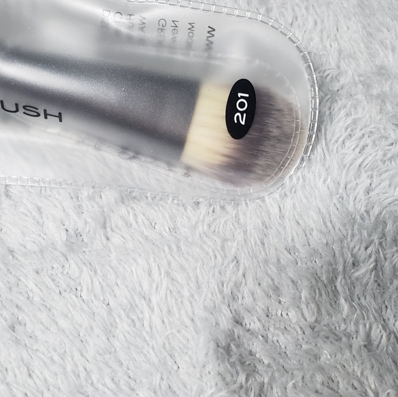 Eve Pearl 201 Dual Contour Brush ( New) - Picture 3 of 7